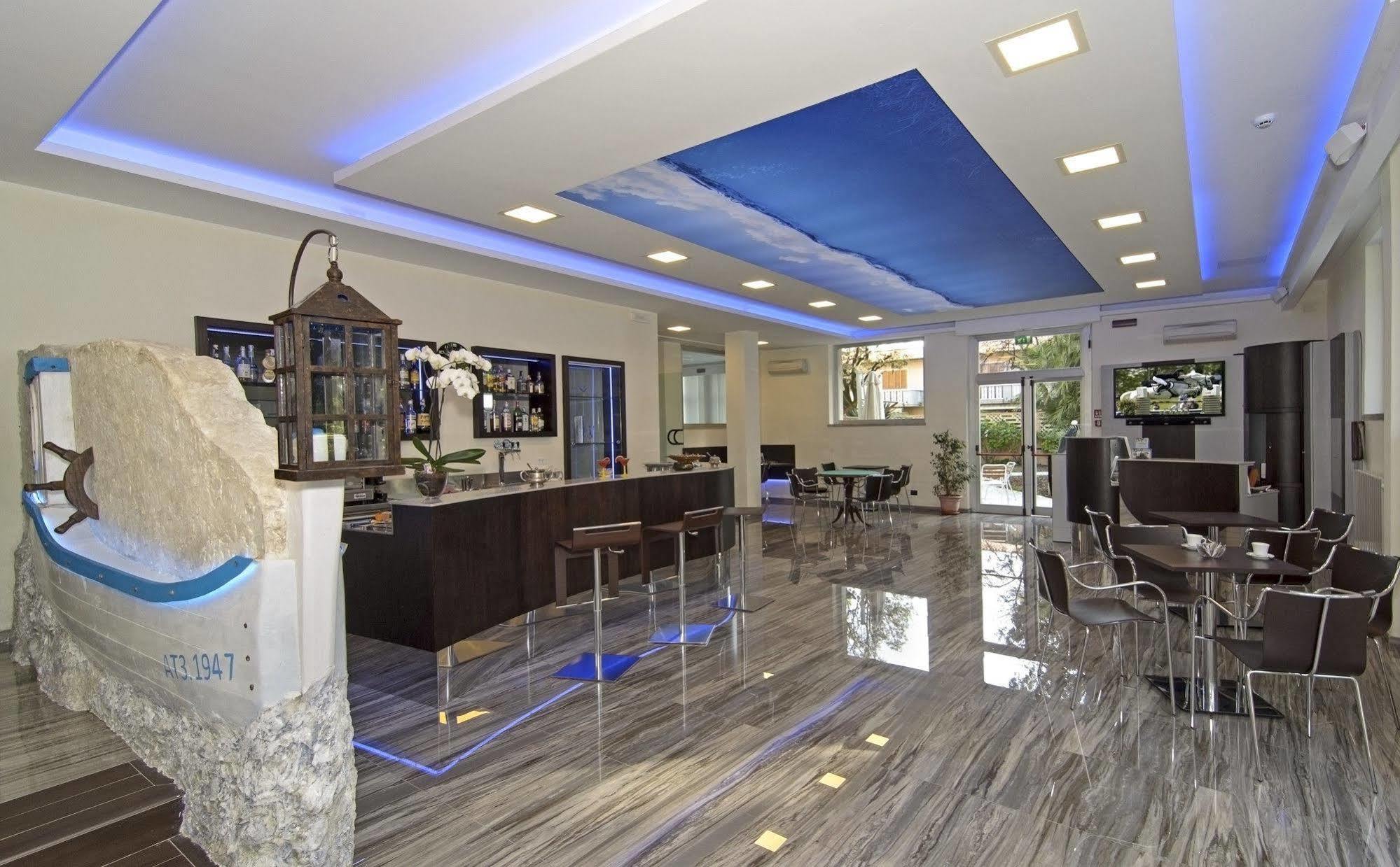 Hotel Roma Марина-ди-Масса Экстерьер фото